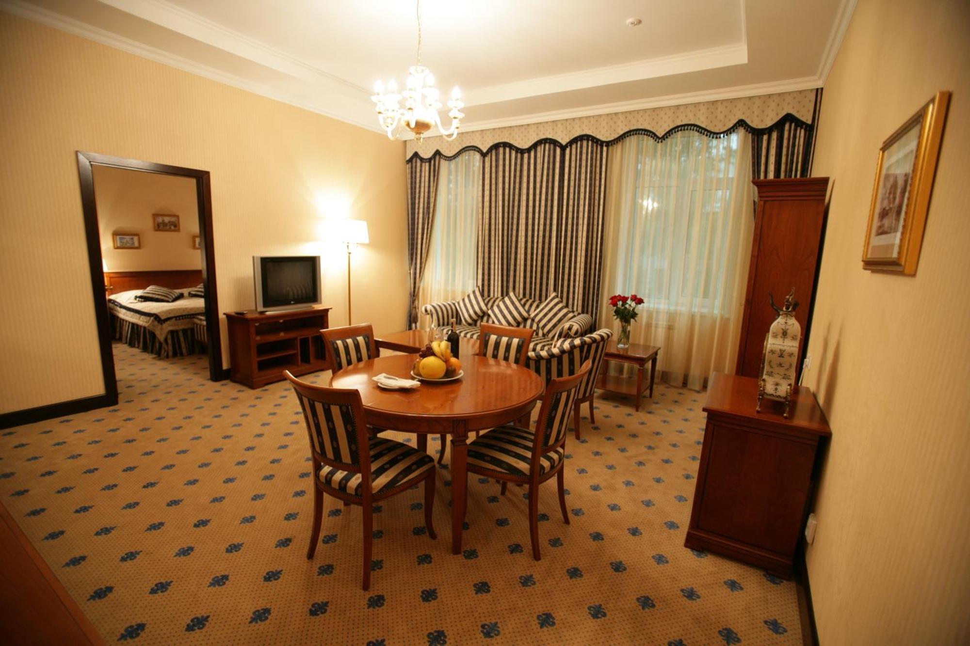 Grand Tien Shan Hotel الماتي الغرفة الصورة