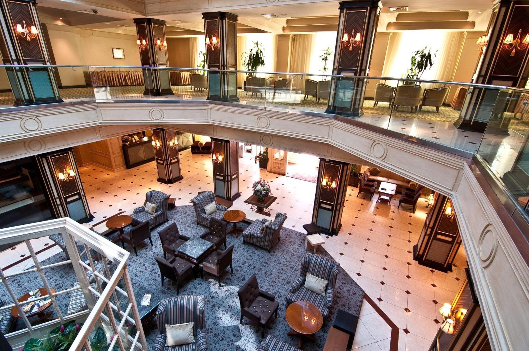 Grand Tien Shan Hotel الماتي المطعم الصورة