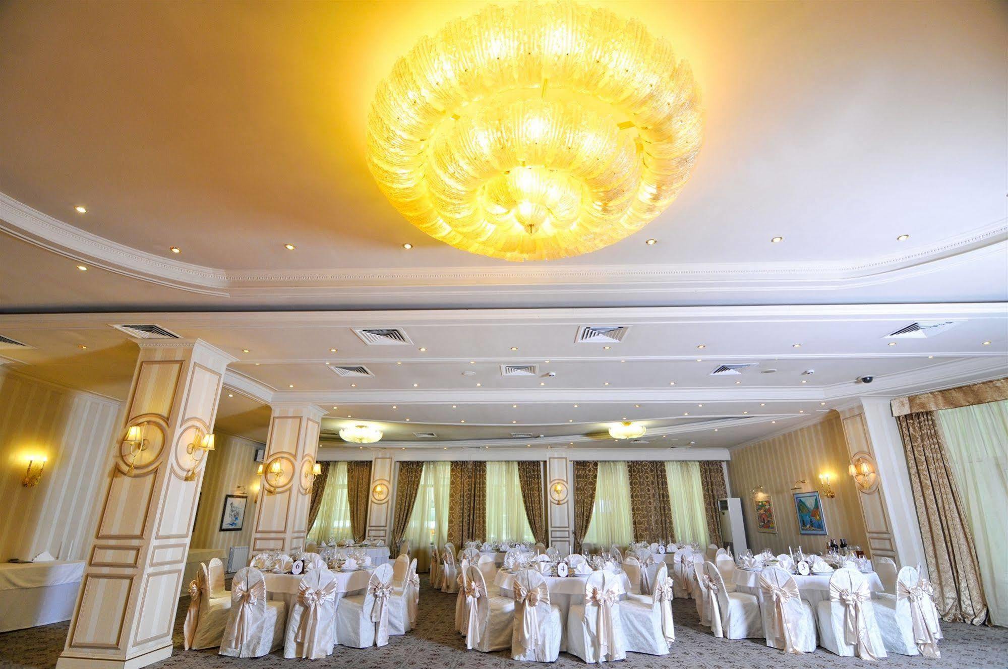Grand Tien Shan Hotel الماتي المطعم الصورة