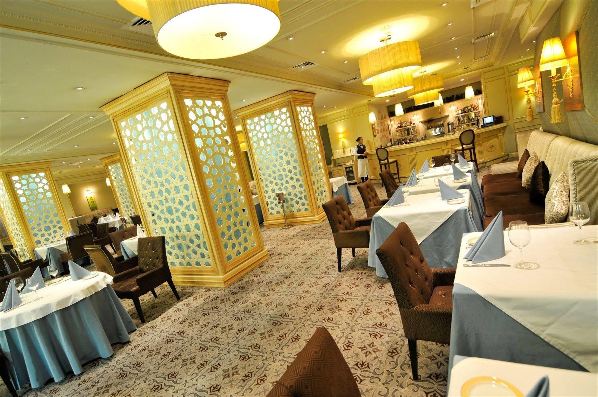 Grand Tien Shan Hotel الماتي المطعم الصورة
